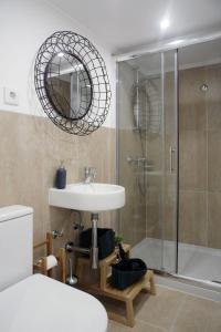 een badkamer met een wastafel en een douche bij Alfama Apartment with River view in Lissabon