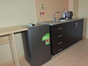 eine Küche mit Spüle und Kühlschrank in der Unterkunft Avanda Rooms in Dhërmi + 14 Fotos