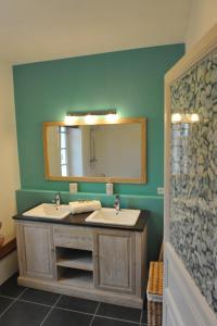 ein Badezimmer mit 2 Waschbecken und einem Spiegel in der Unterkunft Le Chai O Soleils in Mortagne-sur-Gironde