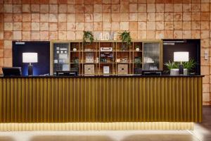 a bar in a restaurant with a yellow sidx sidx at INNSiDE by Meliá Bremen in Bremen