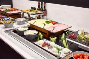 a buffet line with many different types of food at INNSiDE by Meliá Bremen in Bremen