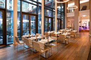 En restaurant eller et andet spisested på INNSiDE by Meliá Dresden + 60 billeder