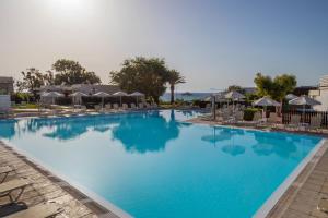 Bazén v ubytování SOL by Meliá Cosmopolitan Rhodes - All Inclusive nebo v jeho okolí