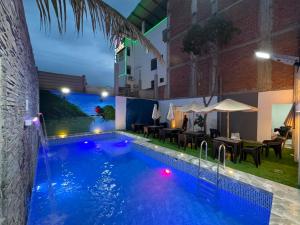 A piscina localizada em Hotel D'Marko ou nos arredores