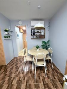 a dining room with a table and chairs at Casa De Jumeirah in Bacolod