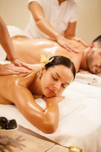 a man and woman getting a massage on a bed at Espiritu Domo Lodge in Coinco