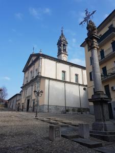 un edificio con una torre de reloj encima en Appartamento al Battistero, en Oggiono