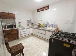 a kitchen with a stove and a counter top at Hostal, casa Jaramillo in Roldanillo +8 photos