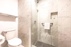 a bathroom with a toilet and a shower at Comfort Inn Hermosillo Aeropuerto in Hermosillo +31 photos