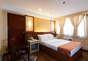a hotel room with a bed and a chair at Hotel Veniz in Baguio +166 photos