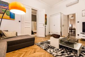 een woonkamer met een bank en een tafel bij Urbano Styles Downtown Budapest in Boedapest