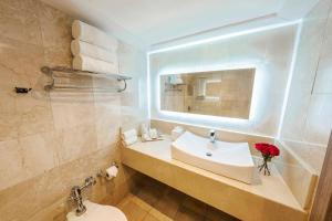 a bathroom with a sink and a mirror at Hotel El Panama by Faranda Grand, a member of Radisson Individuals in Panama City