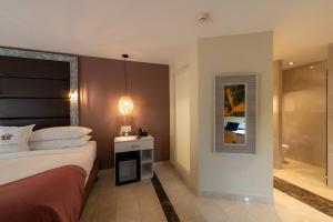 a bedroom with a bed and a bathroom with a shower at Hotel El Panama by Faranda Grand, a member of Radisson Individuals in Panama City +179 photos