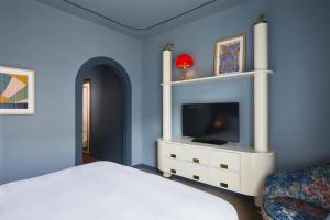 Televisor o centre d'entreteniment de Hotel Genevieve, part of JdV by Hyatt