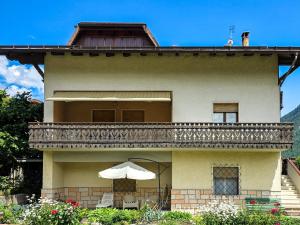 a house with a balcony with an umbrella at Appartamento Casa Viola in Monclassico