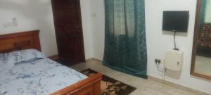a bedroom with a bed and a shower at Axiom Services in Katamanso