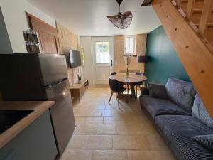 a living room with a couch and a table at Une pause Altifontaine in Hautefontaine