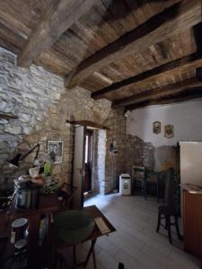 a living room with a stone wall and a table at #3MTSOPRAILCIELO '' SCuLPTuRe '' in Felitto