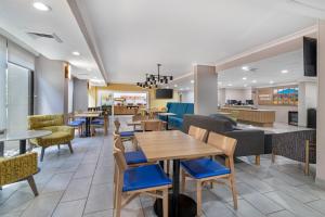 a restaurant with tables and chairs and a cafeteria at Hampton Inn Albany-Wolf Road in Albany