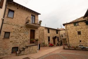 an alley in an old stone building at La casina del borgo - Monolocale Nettuno in Perugia