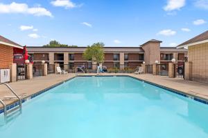 a large swimming pool at a hotel at Quality Inn Kinston Hwy 70 in Kinston