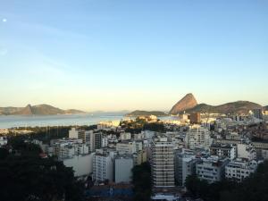 uitzicht op een stad met bergen op de achtergrond bij Sugar Loft Apartments in Rio de Janeiro