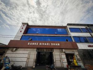 a building with a sign that reads bangle bhai bin at Hotel Banke Bihari Dham in Vrindāvan