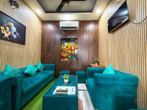 a living room with blue furniture and wooden walls at Hotel Banke Bihari Dham in Vrindāvan +26 photos
