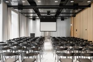 uma sala de conferências com cadeiras e um ecrã de projecção em Placid Hotel Design & Lifestyle Zurich em Zurique