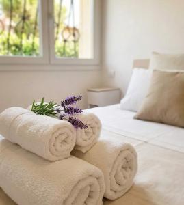 a pile of towels sitting on top of a bed at In DhomeU Tua - Free Wifi & Private Garden in Selargius
