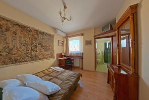 una camera da letto con un letto e un quadro sul muro di Hotel Alef a Cracovia