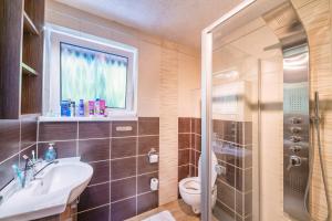 Ένα μπάνιο στο Chata 3 Domky 181 +15 φωτογραφίες