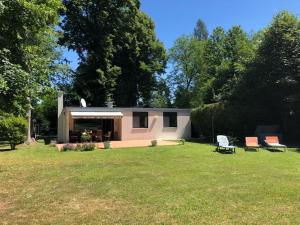 a small house in the middle of a yard at Schlosspark Bungalow in Seebenstein