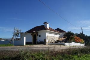 una pequeña casa blanca con techo en Casa De Santo Antão - Turismo Rural, en Padrões