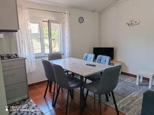 a dining room table and chairs in a room at Villa Luisa Torres in Argozelo