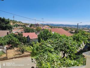 a view of a town with a bunch of trees at Villa Luisa Torres in Argozelo