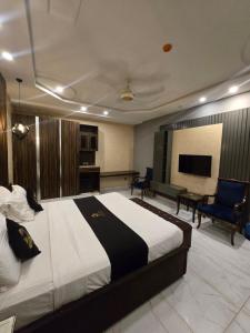 TV i/ili multimedijalni sistem u objektu Palmtree Hotel