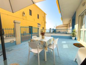 a patio with a table and chairs on a balcony at Marescià Siculiana Marina in Siculiana