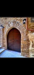 eine Garage mit einem großen Garagentor aus Holz in der Unterkunft Il Nido delle Marche in Sarnano