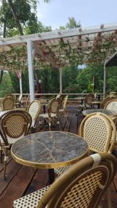 a table and chairs on a wooden deck at Séjour féerique en Bateau-Bord de Marne in Méry-sur-Marne