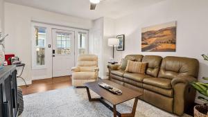 a living room with a couch and a table at Hideaway on Oak by AvantStay in Paso Robles