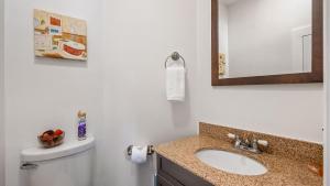 a bathroom with a sink and a mirror at Hideaway on Oak by AvantStay in Paso Robles +17 photos