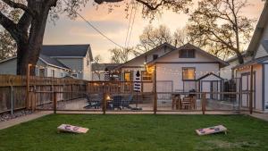 a backyard with a house with a fence at Paso on Oak by AvantStay in Paso Robles