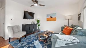 a living room with a couch and a tv at Paso on Oak by AvantStay in Paso Robles