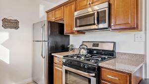 a kitchen with a stove and a microwave at Paso on Oak by AvantStay in Paso Robles +19 photos