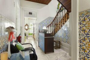 埃斯平霍18St. Hostel的走廊上设有蓝色和白色瓷砖的楼梯