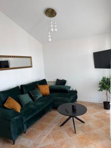 a living room with a green couch and a table at Villa Olea in Šimuni