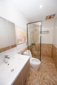 a bathroom with a toilet and a glass shower at Cortis Homestay in Nà Rẻ +39 photos