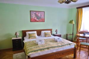 Uma cama ou camas num quarto em (Ne)vinná kavárna