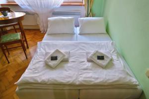 Uma cama ou camas num quarto em (Ne)vinná kavárna